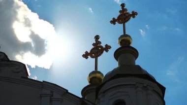 Poltava 'daki Kutsal Varsayım Katedrali' nde haçlar yakılıyor. Ukrayna 'nın orta kesimindeki Vorskla Nehri üzerinde yer alan şehir.