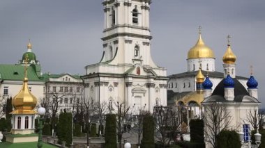 Ukrayna, Pochayiv, 25 Mart 2017: İnsanlar Kutsal Dormition Pochayiv Lavra - büyük karmaşık Ortodoks Kilisesi ve Manastırı Ukrayna ve Ukrayna, Kiev-Pechersk Lavra sonra ikinci