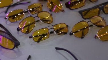 UKRAINE, KYIV, 1 Mayıs 2017: Elektrikli araba sergisinde araba sürücüleri için sarı koruyucu gözlükler