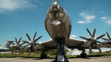 UKRAINE, KIEV, AUGust 10, 2016: TU-142 VPMK Bear-F Mod 4 Long-Range ASW pervane motorlu uçak, Zhulyany havaalanı yakınlarındaki Kiev 'de havacılık müzesi. Sovyet havacılık endüstrisi sivil ve askeri uçaklar