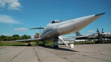 UKRAINE, KIEV, 10 AĞUSTOS 2016: Zhulyany havaalanı yakınlarındaki Kiev havacılık müzesinde TU-134UBL Savaş Eğitimi eğitim uçağı. Sovyet havacılık endüstrisi sivil ve askeri uçaklar