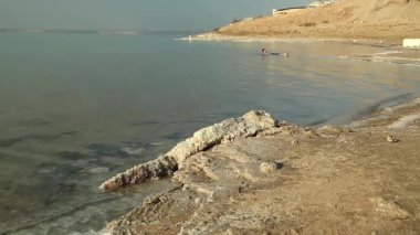 JORDAN, ÖLÜ SEA, 8 ARALIK 2016: İnsanlar Ürdün Haşim Krallığı Ölü Deniz 'in tuzlu sularında dinleniyor. Ölü Denizde Yüzen Adam