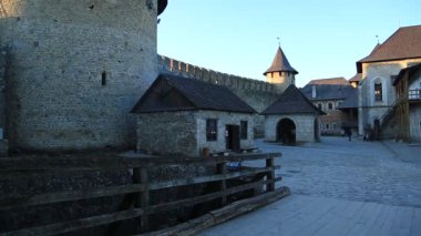 UKRAINE, KHOTYN, 25 Şubat 2017: Eski kaledeki insanlar, Khotyn şehrindeki taş kale, batı Ukrayna. Khotyn, ilk kez 1001 yılda kaydedildi, Dinyester Nehri 'nin güneybatı kıyısında yer almaktadır.