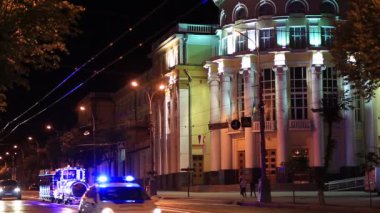 UKRAINE, VINNYTSIA, 27 Mayıs 2017: Vinnytsia Sobornaya caddesi boyunca bölgesel konsey binası yakınlarında yol trafiği - şehir, Ukrayna 'nın orta kesimindeki Southern Bug nehrinin kıyısında yer almaktadır.