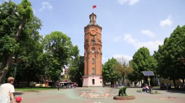 UKRAINE, VINNYTSIA, 27 Mayıs 2017: Eski su kulesinin yakınındaki insanlar, eski itfaiye teşkilatı, şimdilerde Vinnytsia 'nın merkezindeki savaş gazileri müzesi - Ukrayna' nın orta kesiminde, Güney Bug nehri kıyısında yer alan şehir