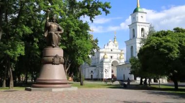 UKRAINE, POLTAVA, 19 Haziran 2017: İvan Mazepa anıtı ve Poltava 'daki Kutsal Varsayım Katedrali yakınındaki insanlar - Ukrayna' nın orta kesimindeki Vorskla Nehri üzerinde yer alan şehir, başkent Poltava