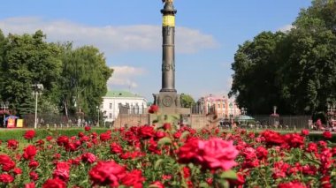 UKRAINE, POLTAVA, 20 Haziran 2017: Zafer Anıtı yakınındaki insanlar, 27 Haziran 1709 tarihinde Poltava Muharebesi 'nde Rus ordusunun İsveç ordusuna karşı kazandığı zaferin 100. yıldönümü anısına dikilmiş bir anıttır.
