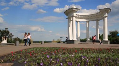 UKRAINE, POLTAVA, 19 Haziran 2017: Poltava 'da beyaz rotunda ya da beyaz ağaç yakınlarındaki insanlar - merkez Ukrayna' nın Vorskla Nehri üzerinde yer alan şehir, başkent Poltava oblast ya da vilayet