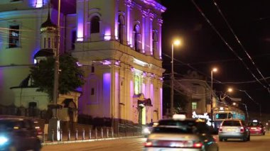 UKRAINE, VINNYTSIA, 27 Mayıs 2017: Sobornaya caddesindeki Kutsal Şekil Değiştirme Katedrali yakınlarındaki trafiğin taşınması, Vinnytsia 'nın ana caddesi, batı-orta Ukrayna' da yer alan Ukrayna 'nın güney Bug Nehri kıyısında yer alan şehir