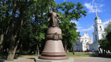 UKRAINE, POLTAVA, 19 Haziran 2017: İvan Mazepa anıtı ve Poltava 'daki Kutsal Varsayım Katedrali yakınındaki insanlar - Ukrayna' nın orta kesimindeki Vorskla Nehri üzerinde yer alan şehir, başkent Poltava