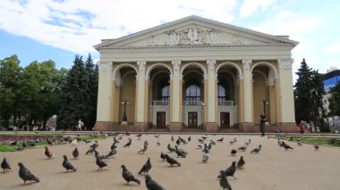 UKRAINE, POLTAVA, 19 Haziran 2017: Poltava akademik bölgesel Ukrayna müzik ve drama tiyatrosu yakınlarındaki insanlar ve pideonlar M.V. Gogol. Poltava - Ukrayna 'nın merkezinde Vorskla Nehri üzerinde yer alan şehir