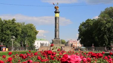 UKRAINE, POLTAVA, 20 Haziran 2017: Zafer Anıtı yakınındaki insanlar, 27 Haziran 1709 tarihinde Poltava Muharebesi 'nde Rus ordusunun İsveç ordusuna karşı kazandığı zaferin 100. yıldönümü anısına dikilmiş bir anıttır.