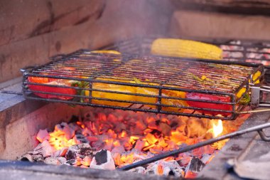 Sarı ve kırmızı biber ızgarada kızarır.