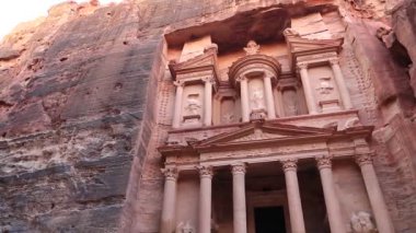 El Khazneh veya Hazine - Ürdün Haşim Krallığı 'nın tarihi ve arkeolojik kenti antik Petra' nın Nabatean kaya kesimli tapınağı