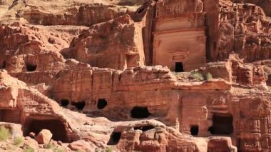 Antik Petra 'daki Uneishu Mezarı - Ürdün Haşim Krallığı' nın tarihi ve arkeolojik kaya kesimi şehri. UNESCO dünya mirası sahası
