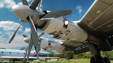 Ukrayna 'nın Kiev kentindeki havacılık müzesinde Zhulyany havaalanı yakınlarında bulunan eski TU-142 VPMK Bear-F Mod 4 Long-Range ASW pervaneli uçağın kanadı. Sovyet havacılık endüstrisi sivil ve askeri uçaklar