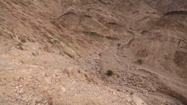 Ürdün 'ün Akabe kenti yakınlarındaki dağlar. Ürdün Haşim Krallığı 'ndaki taşlı çöl manzarası inanılmaz.