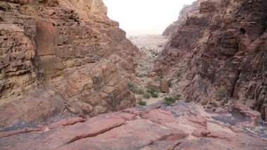 Ürdün 'ün Haşim Krallığı' ndaki Wadi Rum çölündeki dağlar. Ürdün 'deki Wadi Rum Çölü' nün muhteşem manzarası, aynı zamanda Ay Vadisi olarak da bilinir.