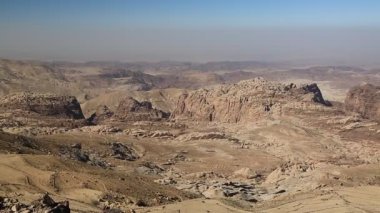 Ürdün Haşim Krallığı 'ndaki Wadi Sabra Çölü. Ürdün 'deki taşlı çöl manzarası, polarizasyon filtresi olan kamera merceği.