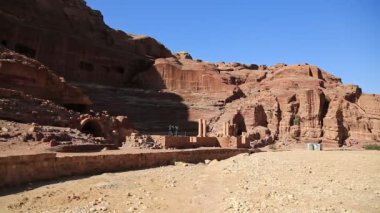 Petra 'daki antik Roma Tiyatrosu kalıntıları - Ürdün Haşim Krallığı' nın tarihi ve arkeolojik kaya kesimi şehri