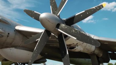 Ukrayna 'nın Kiev kentindeki havacılık müzesinde Zhulyany havaalanı yakınlarında bulunan eski TU-142 VPMK Bear-F Mod 4 Long-Range ASW pervaneli uçağın kanadı. Sovyet havacılık endüstrisi sivil ve askeri uçaklar