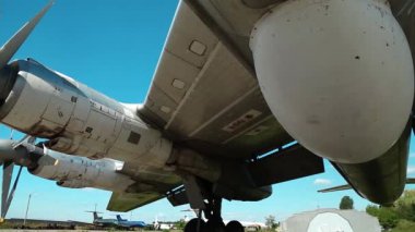 Ukrayna 'nın Kiev kentindeki havacılık müzesinde bulunan eski TU-142 VPMK Bear-F Mod 4 uzun menzilli ASW pervaneli uçağın motorları. Sovyet havacılık endüstrisi sivil ve askeri uçaklar.