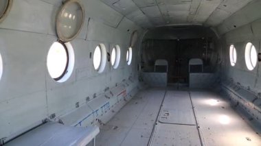 Helikopterin içi. Helikopterin içinde. Eski helikopterin içi boş. Yolcu koltuğu olmayan helikopterin içi