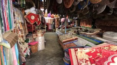 UKRAINE, IVANO-FRANKIVSK, 25 Şubat 2017: İvano-Frankivsk, Batı Ukrayna 'da halı mağazası