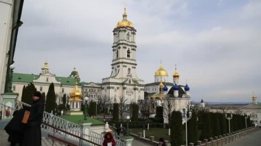 Ukrayna, Pochayiv, 25 Mart 2017: İnsanlar Kutsal Dormition Pochayiv Lavra - büyük karmaşık Ortodoks Kilisesi ve Manastırı Ukrayna ve Ukrayna, Kiev-Pechersk Lavra sonra ikinci