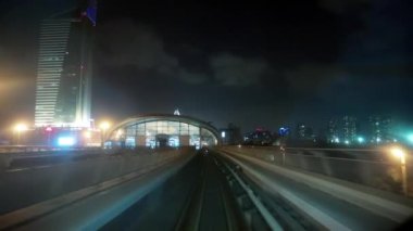 BAE, DUBAI, FEBRUARY 1, 2016: Tren yaklaşıyor ve metro istasyonuna giriyor. Dubai metrosu sürücüsüz, tam otomatik bir metro ağıdır. Ön pencereden manzara.