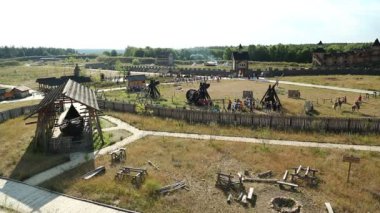 UKRAINE, KIEV REGION, KOPACHIV VILLAGE, AĞUSTOS 14, 2016: Kopachiv köyündeki Kyivan Rus parkı, antik Kiev 'in tarihi yeniden inşası, ahşap kaleden manzara