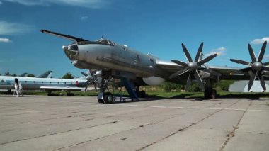UKRAINE, KIEV, AUGust 10, 2016: TU-142 VPMK Bear-F Mod 4 Long-Range ASW pervane motorlu uçak, Zhulyany havaalanı yakınlarındaki Kiev 'de havacılık müzesi. Sovyet havacılık endüstrisi sivil ve askeri uçaklar