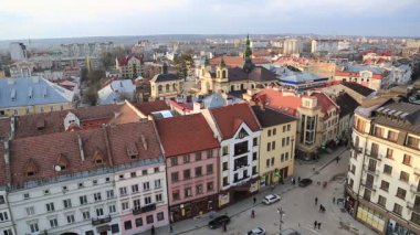 UKRAINE, IVANO-FRANKIVSK, FEBRUARY 23, 2017: İvano-Frankivsk kentindeki Ratusha veya Town Hall 'dan şehre bakın, Rynok veya Market Meydanı' ndaki Ivano-Frankivsk şehrinin merkezinde bir bina