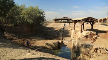 JORDAN, JORDAN RIVER, AL-MAGHTAS, 8 ARALIK 2016: Ürdün 'de İsa' nın vaftiz edildiği tarihi yer. Al-Maghtas, Ürdün Nehri 'nin doğu kıyısında bir arkeolojik dünya mirası sahası.