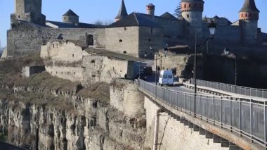 UKRAINE, KAMIANET-PODILSKYI, 2 Ocak 2017: Ukrayna 'da Kamianets-Podilskyi' de taş kale yakınlarında bulunan eski bir Rutenya-Litvanya kalesidir.