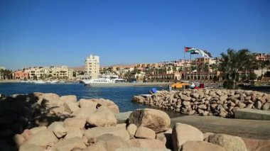 JORDAN, AQABA, 10 ARALIK 2016: Ürdün Haşim Krallığı 'nın Akabe kenti yakınlarındaki Tala Körfezi tatil beldesinde tekneler