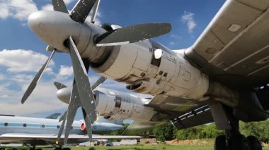 Ukrayna 'nın Kiev kentindeki havacılık müzesinde, Zhulyany havaalanı yakınlarında bulunan eski TU-142 VPMK Bear-F Mod 4 Long-Range ASW pervaneli uçağın motorları. Sovyet havacılık endüstrisi sivil ve askeri uçaklar