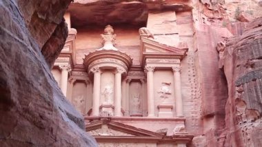 El Hazine veya Hazine - Ürdün 'ün tarihi ve arkeolojik kenti olan antik Petra' nın Yunan dönemindeki Nabatean kaya kesimli tapınağı. Siq 'ten görüntü - uzun dar geçit, Petra' ya giden geçit.