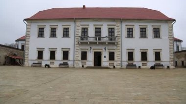Zbarazh Şatosu, 1626-1631, Ukrayna 'nın tarihi bölgesinde Polonya-Litvanya Bağımsız Devletleri zamanında inşa edilmiş Zbarazh şehrinde güçlendirilmiş bir savunma kalesidir.