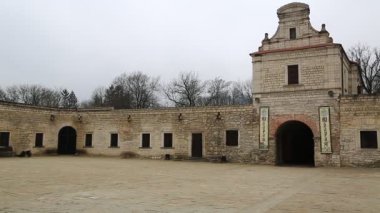 Zbarazh Şatosu, 1626-1631, Ukrayna 'nın tarihi bölgesinde Polonya-Litvanya Bağımsız Devletleri zamanında inşa edilmiş Zbarazh şehrinde güçlendirilmiş bir savunma kalesidir.