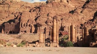 Petra 'daki Temenos Kapısı ve Kraliyet Mezarları - Ürdün Haşim Krallığı' nın antik tarihi ve arkeolojik kaya kesimli kenti. Arka planda dağlara oyulmuş kraliyet mezarları. UNESCO dünya mirası sahası