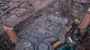 Dubai Alışveriş Merkezi ve Burj Halife Gölü 'nün üst manzarası Burç Halife gökdeleninin 124. katından. Burj Halife - dünyanın en yüksek megaton gökdeleni, Birleşik Arap Emirlikleri