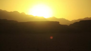 Gün batımındaki Wadi Rum çölünün güzel manzarası, Ürdün Haşimi Krallığı. Ürdün 'deki Wadi Rum Çölü' nün muhteşem manzarası, aynı zamanda Ay Vadisi olarak da bilinir.