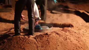 Ürdün mutfağı. Zarb geleneksel bir bedevi yemeğidir, Ürdün 'de ünlü bir et yemeği, özellikle Petra ve Wadi Rum çöllerinde. Zarb batık bir fırında hazırlanıyor. Buna tabon da deniyor.