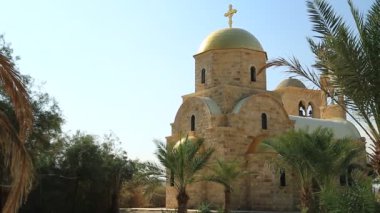 Aziz John Vaftizci Kilisesi Jordan Nehri. Yeni inşa edilen John Baptist Rum Ortodoks Kilisesi, Yunan Ortodoks Patrikliği, Ürdün Haşim Krallığı 'nda İsa' nın vaftiz edildiği tarihi yer.
