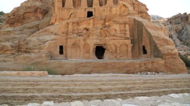 Antik Petra 'daki Obelisk Mezarı, aslında Nabataealılar tarafından Raqmu olarak bilinir - Ürdün Haşim Krallığı' nın tarihi arkeolojik şehri.