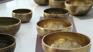 Meditasyon salonunda sarı bronz Tibet şarkı kaseleri
