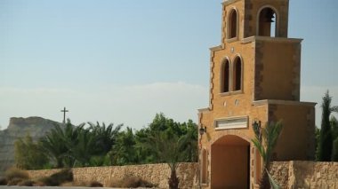 İsa Mesih 'in tarihi vaftiz yeri. Al-Maghtas, Ürdün Nehri 'nin doğu kıyısında, Ürdün' ün Ötesindeki Vaftiz Alanı Bethany olarak bilinen bir arkeolojik dünya mirası alanıdır.