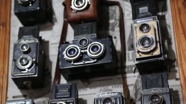 UKRAINE, IVANO-FRANKIVSK, 23 Şubat 2017: Fotoğraf stüdyosundaki duvarda eski film kameraları