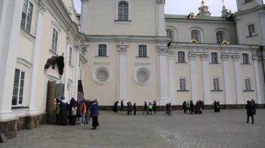 Ukrayna, Pochayiv, 25 Mart 2017: İnsanlar Kutsal Dormition Pochayiv Lavra - büyük karmaşık Ortodoks Kilisesi ve Manastırı Ukrayna ve Ukrayna, Kiev-Pechersk Lavra sonra ikinci